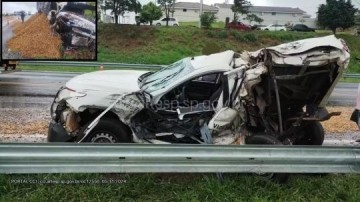 Motorista de caminhonete fica gravemente ferido ap�s bater contra caminh�o na SP-294