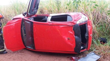 Carro derrapa, cai de ribanceira e motorista fica ferido