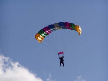 Paraquedista escapa da morte ap�s sofrer desmaio durante salto