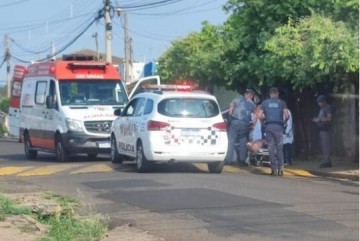 Homem em surto tenta atirar bloco contra pai de crian�a na sa�da de escola em Marilia