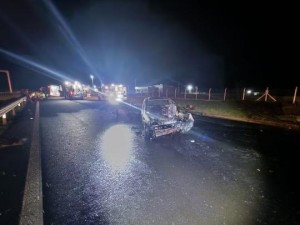 Carro pega fogo aps coliso e deixa cinco pessoas feridas na Rodovia Assis Chateaubriand