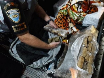 Maconha e munies estavam na bagagem em nome do passageiro (Foto: Cedida/Polcia Militar Rodoviria)