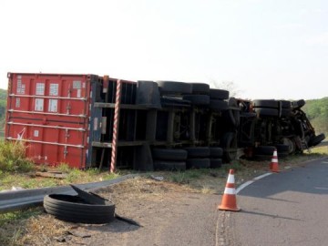 Parapu�: caminh�o com carga de amendoim tomba em al�a de acesso � SP-294