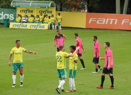 Observados por Lucas Barrios, Fabiano e Keno comemoram gol do Verdo (Foto: Tossiro Neto)