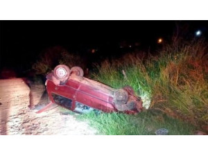 Motorista embriagado e sem CNH capota carro durante fuga policial em Osvaldo Cruz