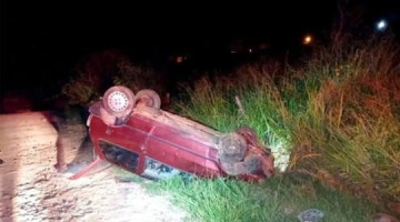 Motorista embriagado e sem CNH capota carro durante fuga policial em Osvaldo Cruz
