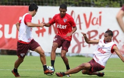 Brenner (no centro) pode ser titular do So Paulo no prximo domingo (Foto: Rubens Chiri / site oficial do SPFC)