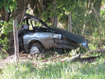 Motorista perde o controle da dire��o, bate em �rvore, deixa passageiro ferido no carro e foge do local