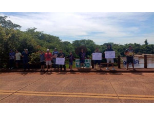 Manifesta��o pac�fica alerta para impactos ambientais no Rio Feio: den�ncia � de 80 bombas de extra��o de �gua instaladas na regi�o