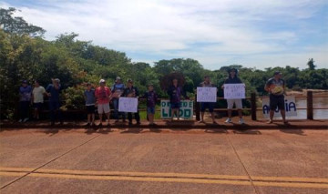 Manifesta��o pac�fica alerta para impactos ambientais no Rio Feio: den�ncia � de 80 bombas de extra��o de �gua instaladas na regi�o