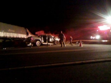 Homem morre ap�s colis�o frontal entre caminhonete e caminh�o em rodovia de Martin�polis