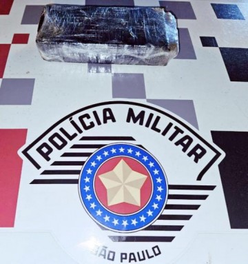 Policiais Militares apreendem tijolo de maconha no bairro Barreirinho em Luc�lia