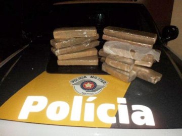 Em �nibus, jovem fica nervoso e � preso com mais de 12 kg de maconha