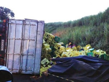 Caminh�o carregado de cerveja tomba no trevo de Martin�polis