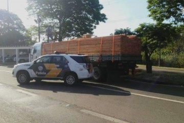 Produtos eletr�nicos e roupas sem nota fiscal s�o apreendidos em meio a carga de madeira em caminh�o