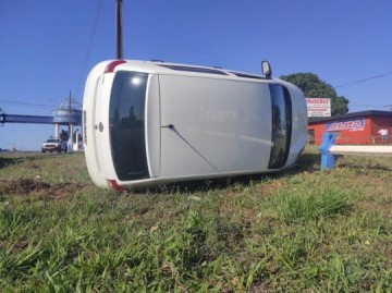 Homem sai ileso de capotamento em Osvaldo Cruz