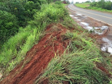 Fiat Uno cai em ribanceira na Rodovia Comandante Jo�o Ribeiro de Barros na tarde de s�bado (29)