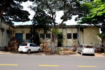 Vizinhan�a denuncia abandono de pr�dio do antigo Frigor�fico Santa Neusa