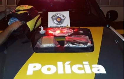 Drogas foram apreendidas durante abordagem da Pol�cia Militar Rodovi�ria, em Caiu� (Foto: Pol�cia Militar/Cedida)