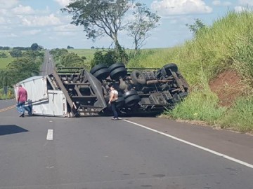 Batida entre caminh�o e carro deixa v�tima presa �s ferragens pr�ximo a In�bia
