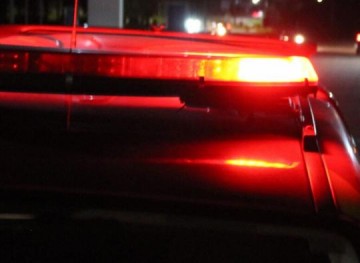 Crian�a morre prensada ap�s vizinho de 11 anos dar partida em picape, em Mirante do Paranapanema