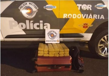 Pol�cia Rodovi�ria apreende jovem de 17 anos com 19 kg de maconha na Raposo Tavares, em Presidente Prudente