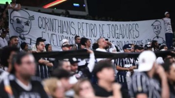 Jovens do Corinthians vencem Liverpool-URU em noite de protesto em Itaquera