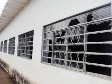Centro de Pediatria: quebra quebra de vidros pela terceira vez