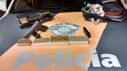 Pistola e munies estavam em um nibus, em Presidente Epitcio (Foto: Polcia Militar Rodoviria/Divulgao)