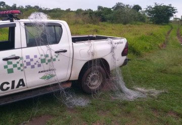 Pol�cia Ambiental apreende 200 metros de redes de pesca sem identifica��o no Rio Aguape�, em Luc�lia