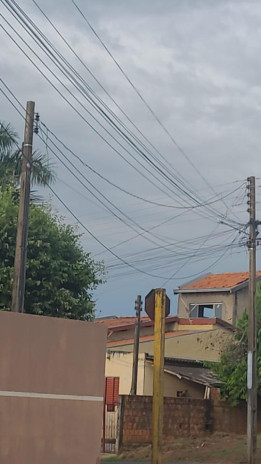 Moradores do Bairro Alvorada pedem provid�ncias � Vivo sobre fios soltos na Rua Luiz de Souza Jardim