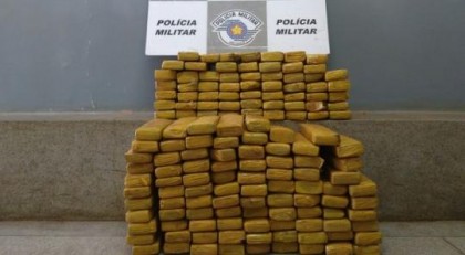 Droga estava em carro que fugiu de uma abordagem policial no estado do Paran (Foto: Polcia Militar/Divulgao)