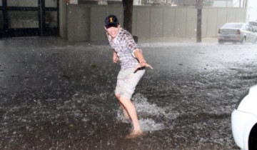 Em meio a temporal, Ashton Kutcher "surfa" nas ruas de So Paulo