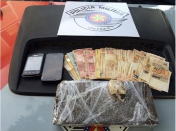 Polcia detm trio por trfico de drogas com mais de R$ 1 mil em dinheiro
