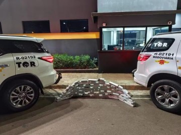 Carro em fuga cai em ribanceira �s margens de rodovia e pol�cia apreende quase 50 quilos de maconha em Bauru