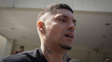V�DEO: Autuado por porte de drogas, rapper Filipe Ret sai de delegacia sem prestar depoimento