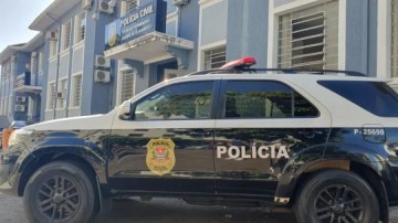 Homem morde perna de policial e tenta agredi-lo ao ser preso por amea�ar mulher de morte, em Presidente Prudente