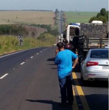 Caminh�o quebra em cima da ponte do Rio do Peixe e trava tr�fego na SP-425