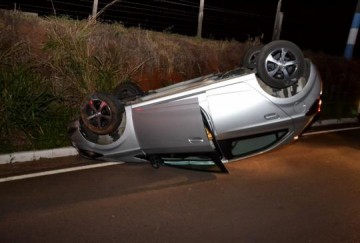 Motorista capota na SP-294 em Osvaldo Cruz