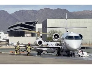 Cmera flagra coliso do jatinho de Vince Neil, da banda Mtley Cre, com outro avio estacionado em aeroporto do Arizona