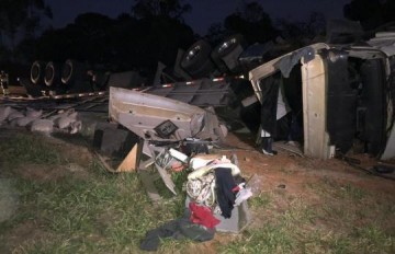 Caminh�o tomba e deixa motorista ferido entre o aeroporto e o trevo de Presidente Prudente
