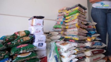 VDEO: Casa de Artes Elis faz a doao de 225kg de alimentos  Santa Casa de Osvaldo Cruz