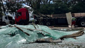 Carregamento de vidro se desprende de carreta e se esparrama na SP-294, em Adamantina