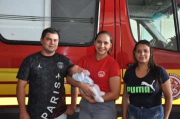 Reencontro: pais voltam para agradecer Bombeira J�ssica