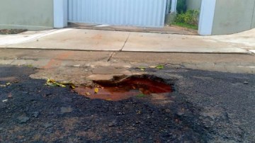 Moradora desvia de buraco de 30cm de profundidade todo dia para entrar e sair de casa no Benedito Cassirarghi