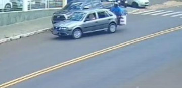 Motociclista � arremessado e rodopia no ar ap�s bater na traseira de carro em Adamantina