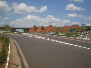 Obra emergencial cria rota de acesso alternativa em Salmour�o