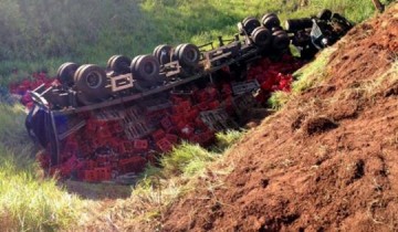 Caminh�o com 14 mil garrafas de refrigerante despenca em Bilac