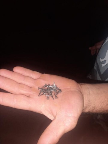 Moradores do Conjunto Beija-Flor dizem que desconhecido coloca prego na rua para furar pneus de carros e motos