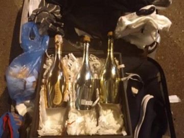 Garrafas com coca�na l�quida dentro s�o apreendidas durante abordagem da Pol�cia Rodovi�ria, em Presidente Venceslau